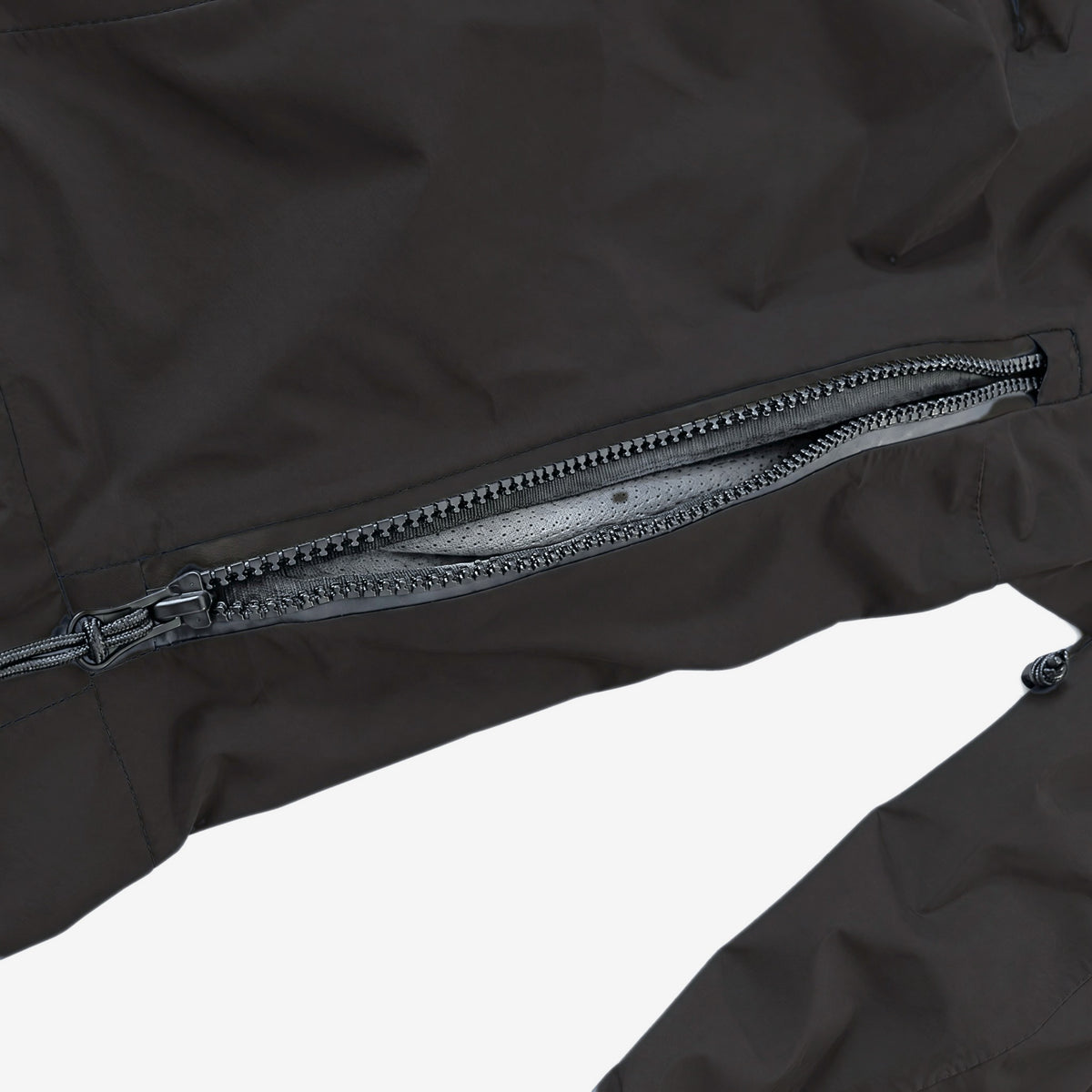 Endeavor 3L Shelter Bib Pant Black, thigh pocket detail