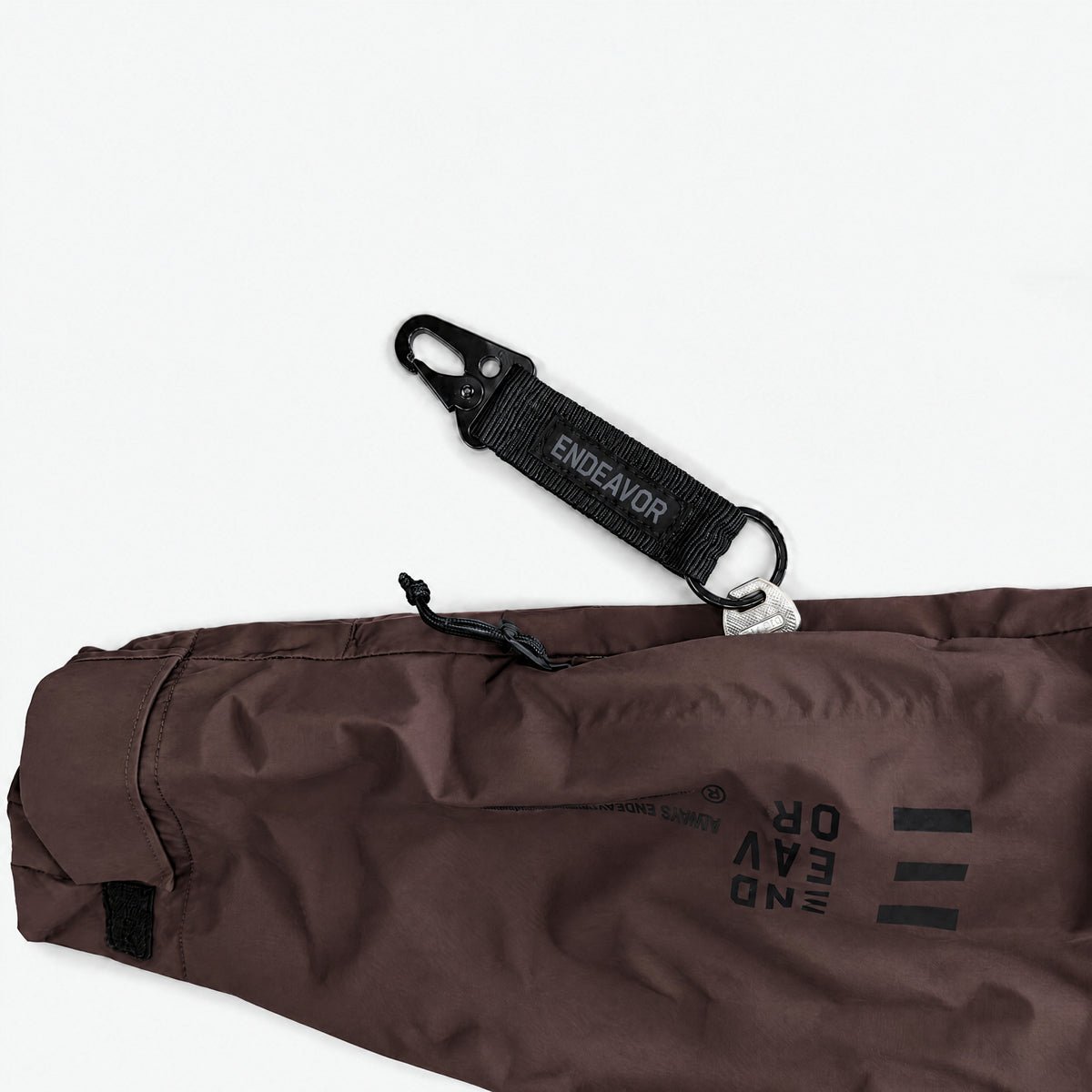 Endeavor 3L Scout Anorak Chocolate, forearm print and keychain