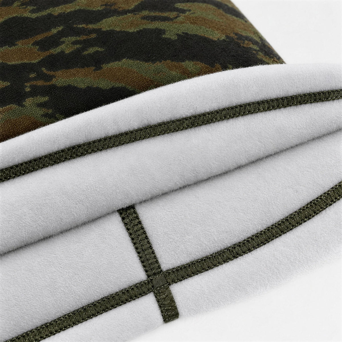 Airhole Airtube Ergo Polar Fleece – Tiger Camo – Polar fleece close-up