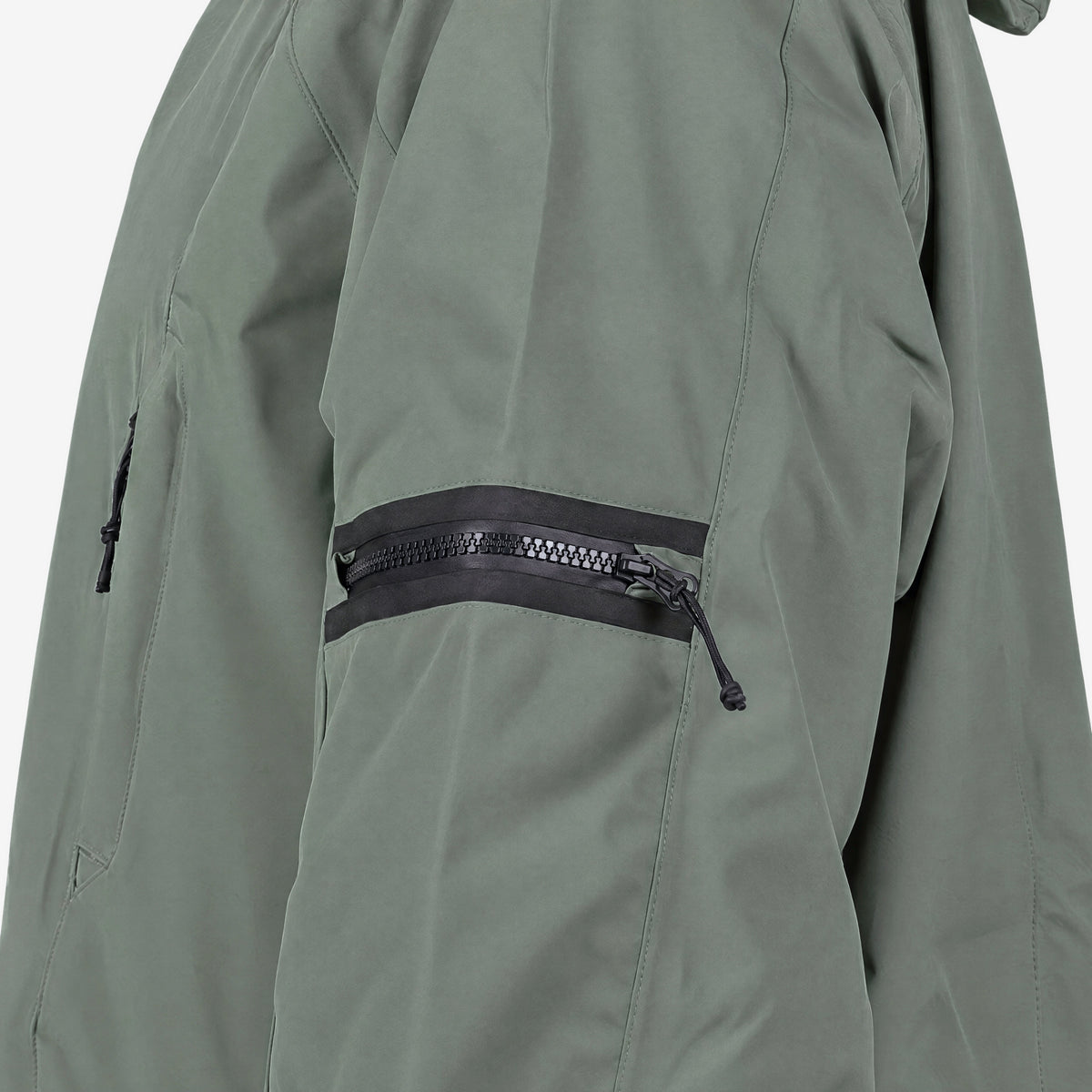 Endeavor 2L Patrol Jacket Moss, sleeve pass pocket detail