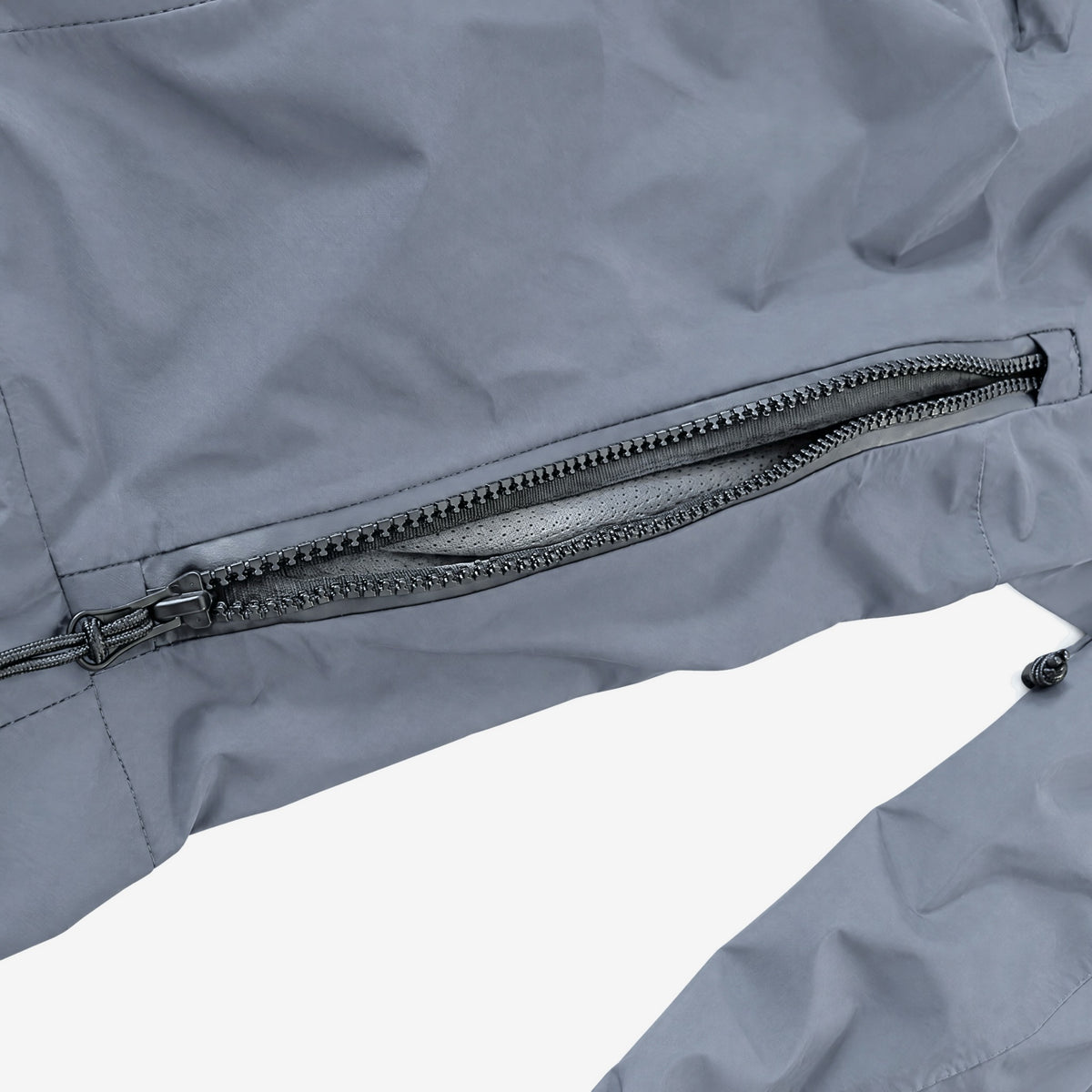 Endeavor 3L Shelter Bib Pant Graphite, thigh pocket detail