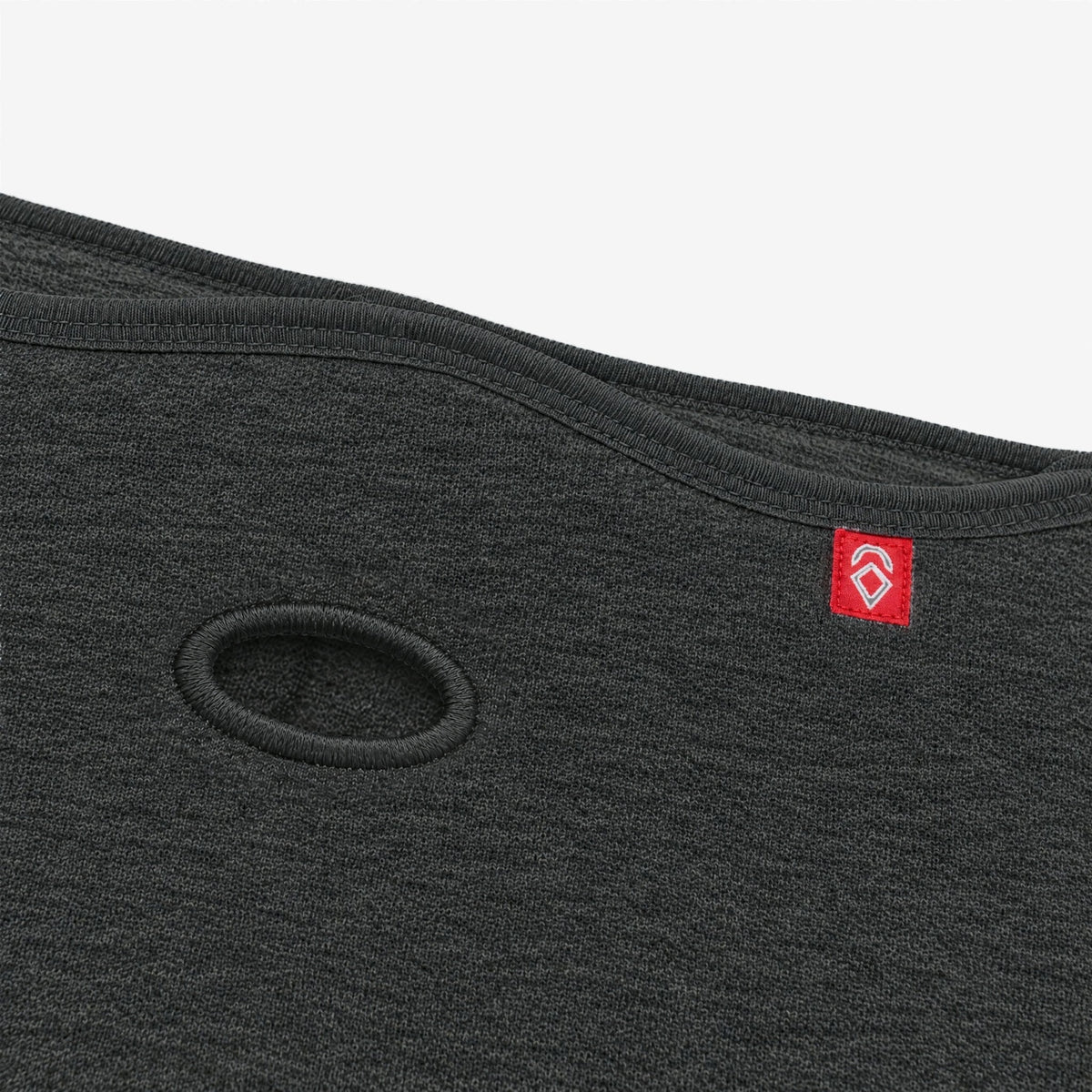 Airhole Airtube Ergo Merino – Black – Embroidered airhole close-up