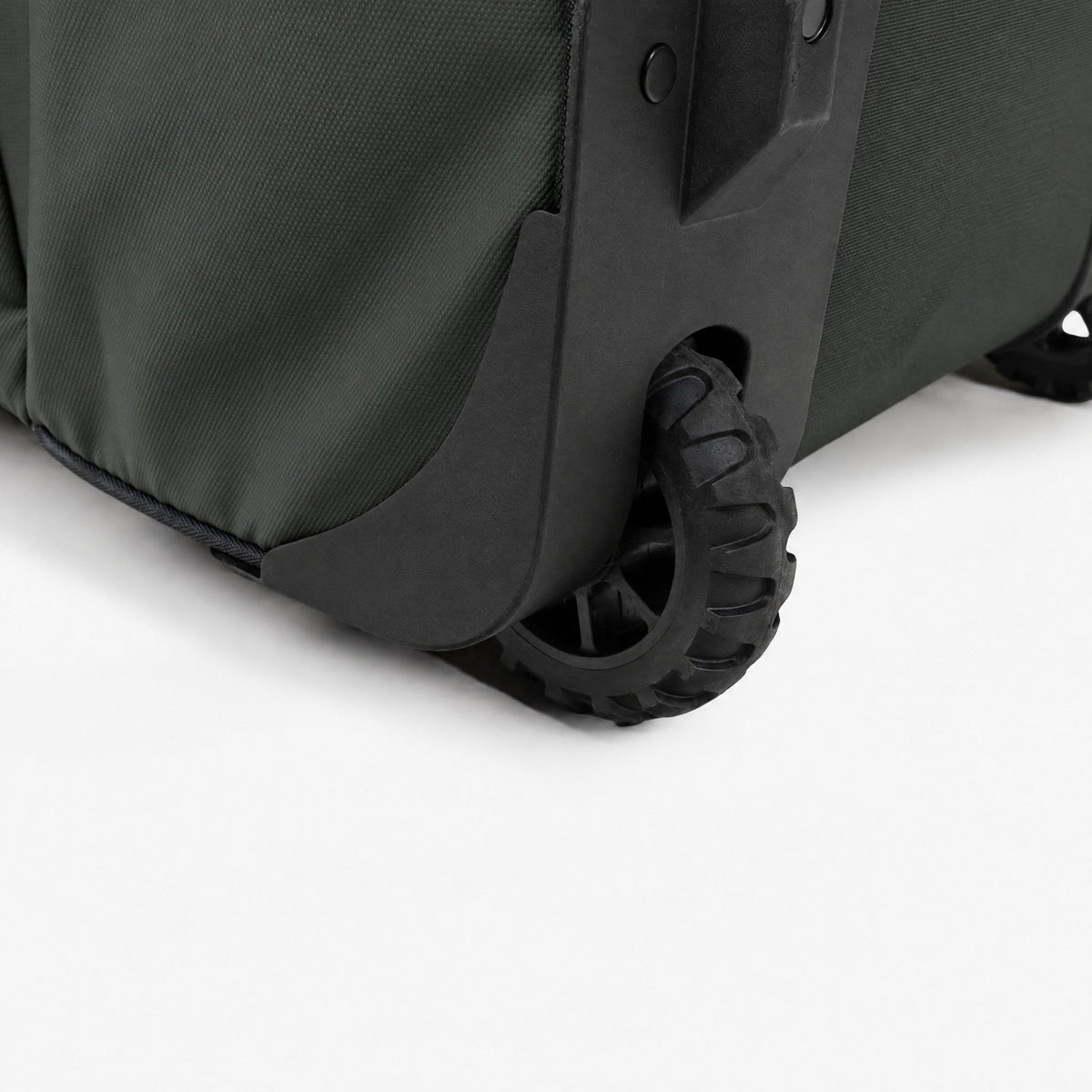Endeavor Expedition Roller Bag – Moss – wheel close-up