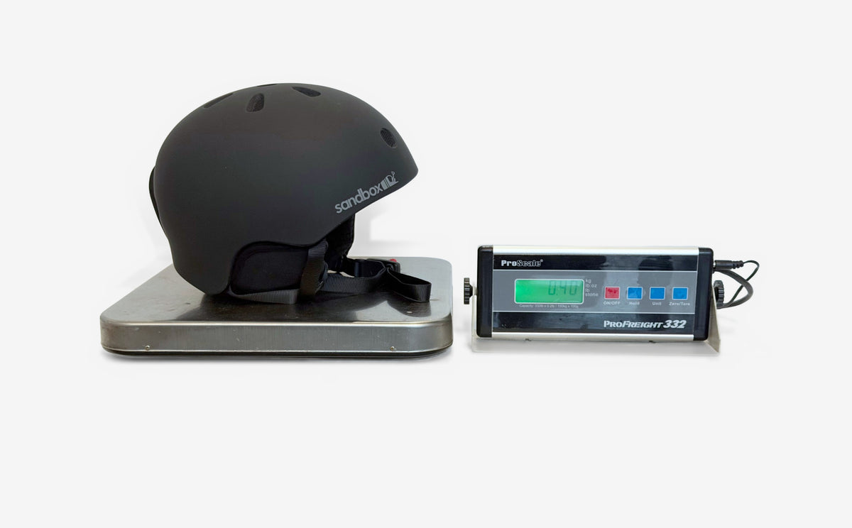 Sandbox Legend X helmet on a scale reading 0.40 kg