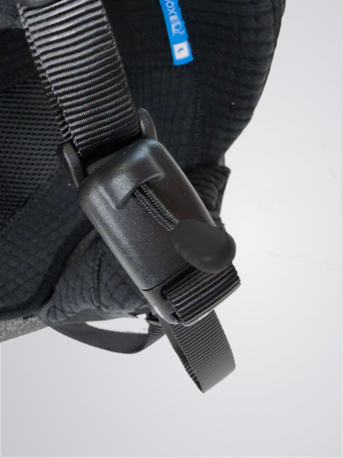 Sandbox magnet chin buckle