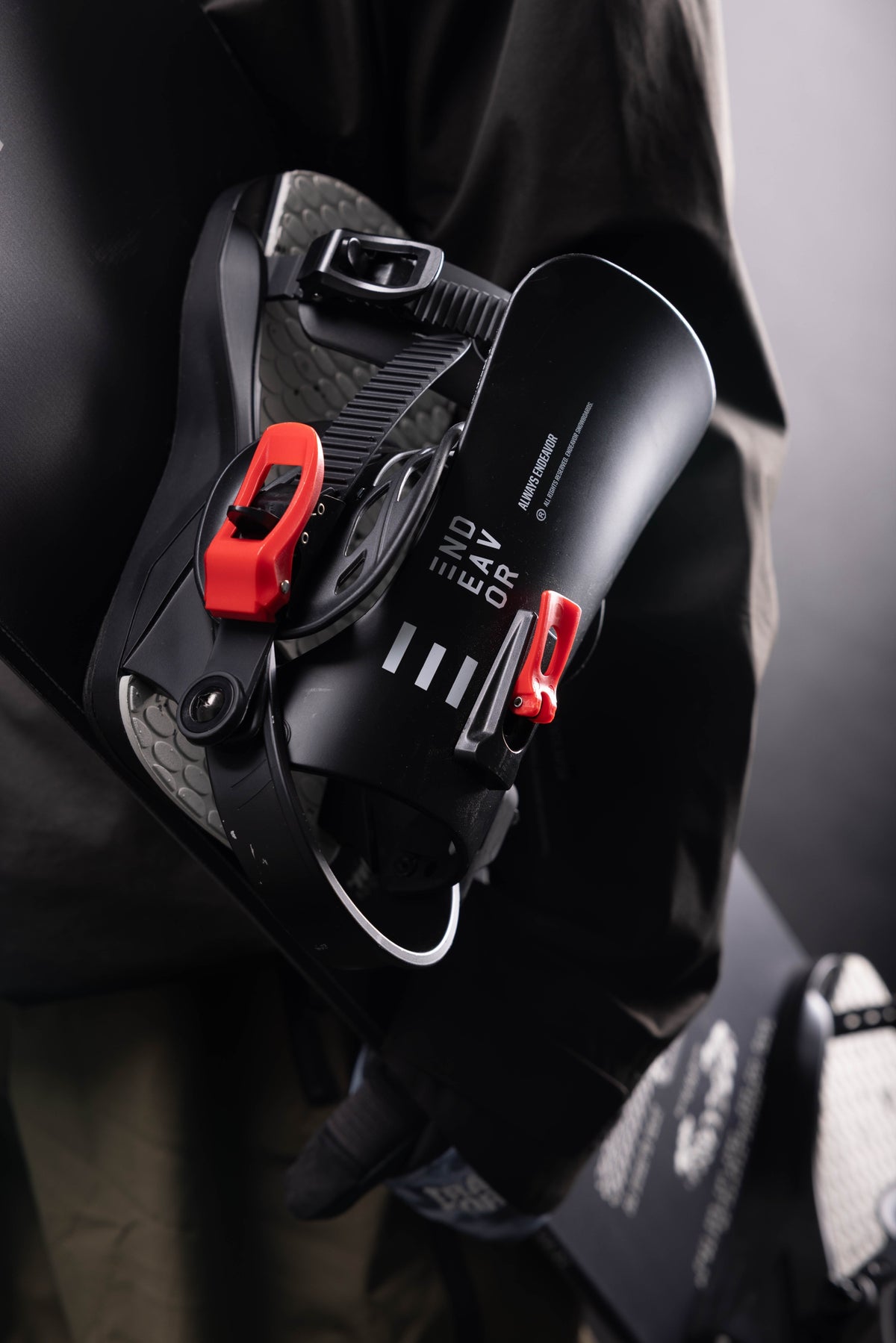 Endeavor Scout Binding highback, black with red buckles