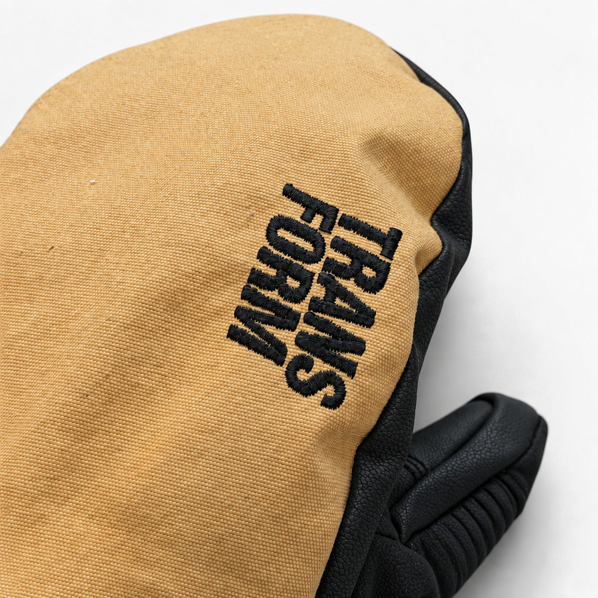 Transform KO Mitt LTD – Signal Canvas – embroidered logo detail