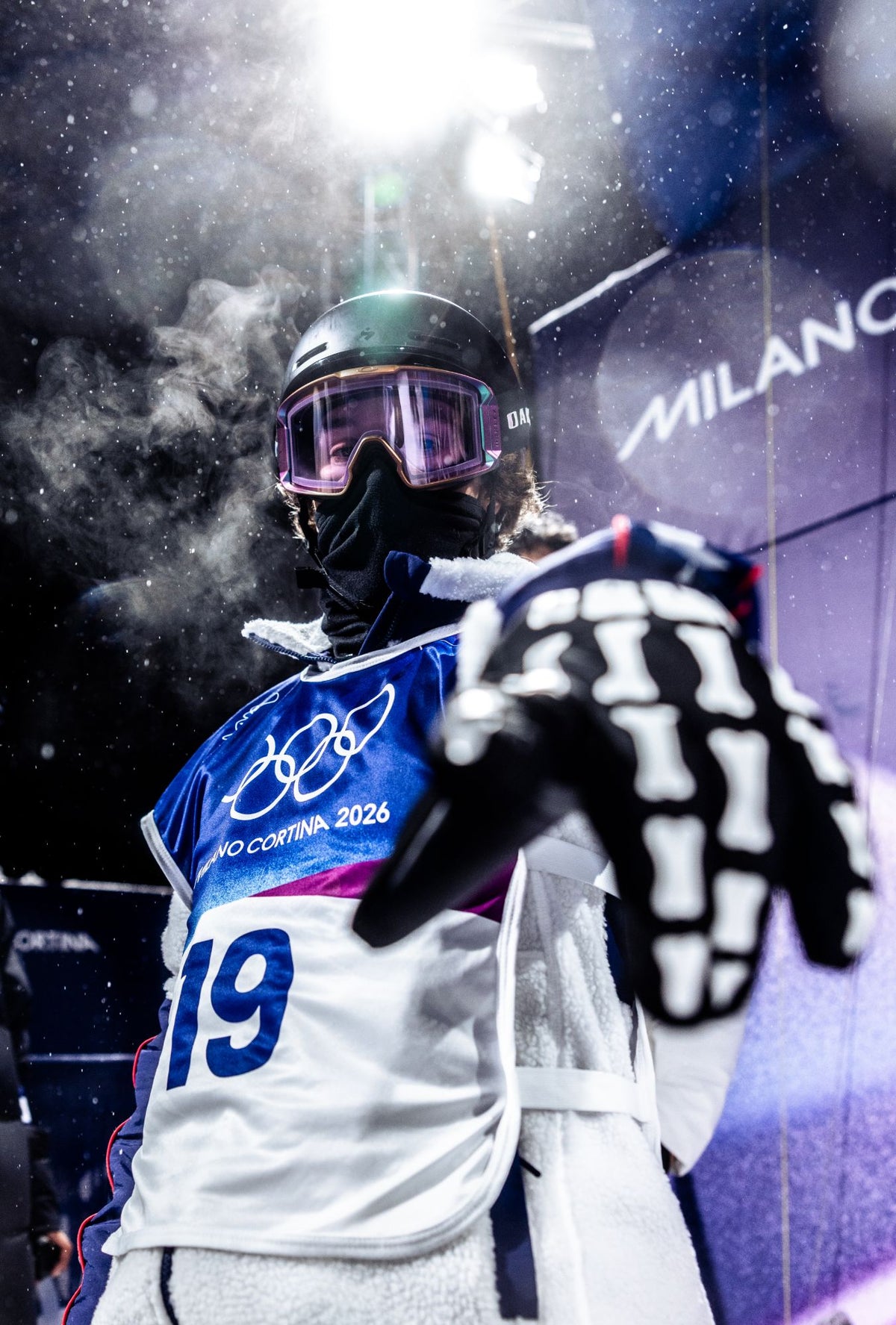 Rider in a black Airhole facemask and goggles at the top of the halfpipe