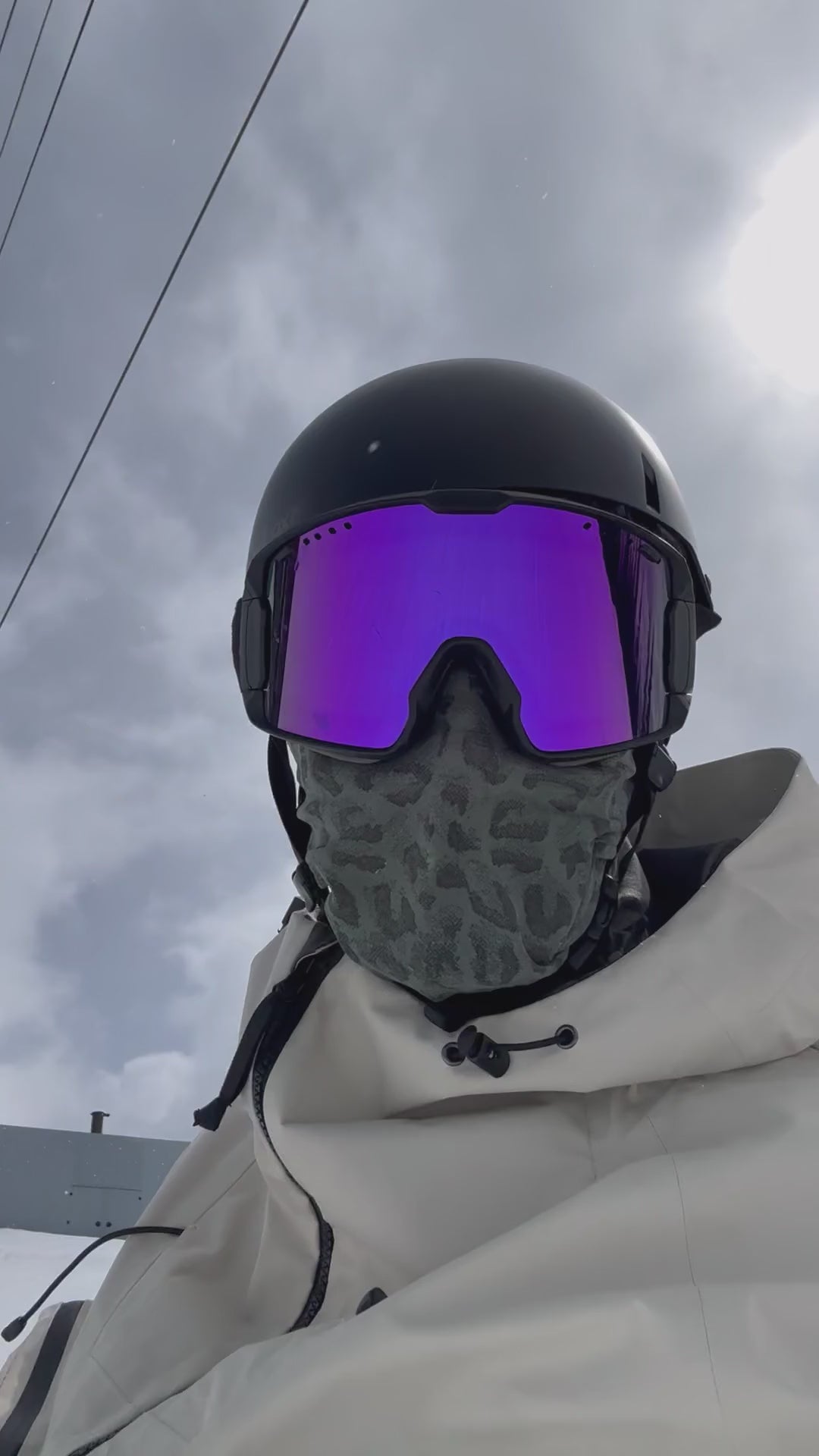 Airhole Balaclava Hyper Hole – Camo – Breath turns the print lime. Film: Max Jenke
